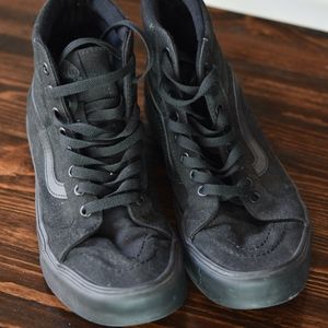 ALL BLACK CANVAS SK8-HI LITE